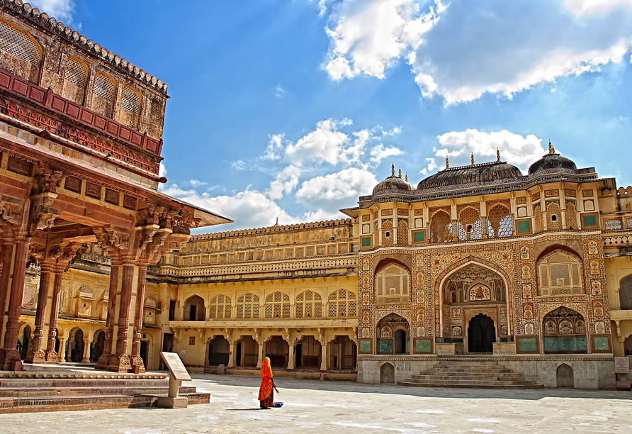 Mit dem Jeep gelangen Sie zum eindrucksvollen UNESCO-Weltkulturerbe Fort Amber in Jaipur.