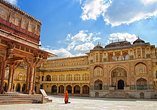 Mit dem Jeep gelangen Sie zum eindrucksvollen UNESCO-Weltkulturerbe Fort Amber in Jaipur.
