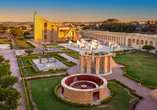 Bei einem Besuch der historischen Sternwarte Jantar Mantar in Jaipur fühlen Sie sich den Sternen ein Stück näher.