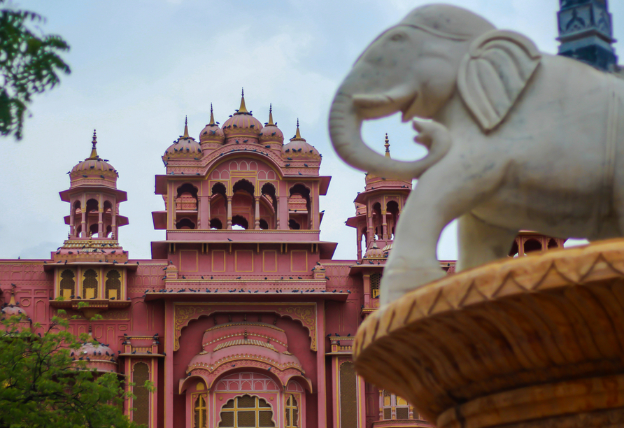 Das eindrucksvolle Patrika Tor ist ein Denkmal in Jaipur.