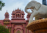 Das eindrucksvolle Patrika Tor ist ein Denkmal in Jaipur.