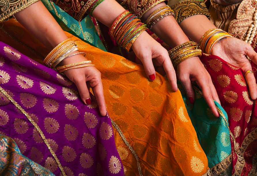 Bei dem Besuch eines Textil- und Teppichhauses können Sie unter anderem wunderschöne Saris anprobieren.