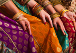 Bei dem Besuch eines Textil- und Teppichhauses können Sie unter anderem wunderschöne Saris anprobieren.