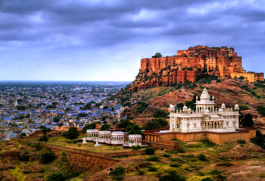 Das Mehrangarh Fort und das Jaswant-Thada-Marmormausoleum erheben sich vor der einzigartigen Kulisse der 