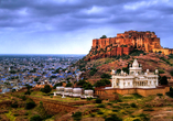 Das Mehrangarh Fort und das Jaswant-Thada-Marmormausoleum erheben sich vor der einzigartigen Kulisse der 