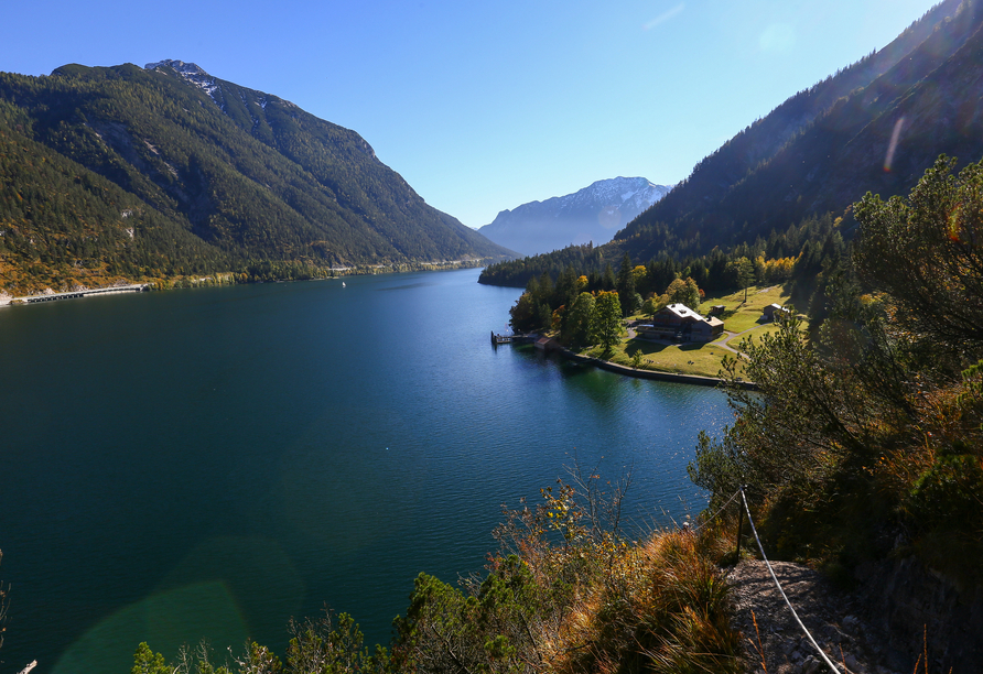 Der Achensee lockt besonders im Spätsommer und Herbst zu Wanderungen durch die herrliche Natur.