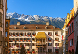 Das Goldene Dachl besteht aus 2.657 vergoldeten Kupferschindeln und zählt zu den bekanntesten Sehenswürdigkeiten von Innsbruck.