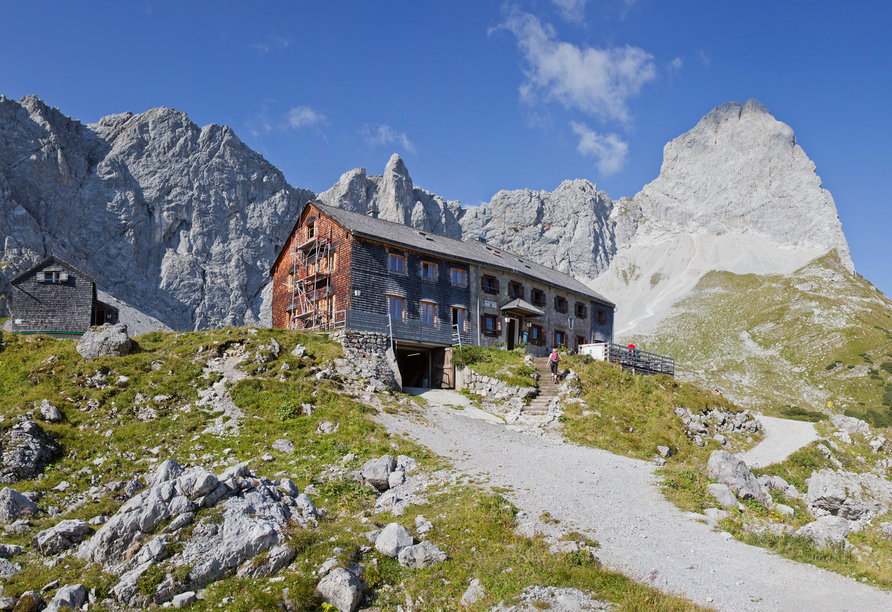 Auf 1.905 m Höhe liegt die Lamsenjochhütte, die von imposanten Felsen umringt ist.