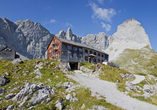 Auf 1.905 m Höhe liegt die Lamsenjochhütte, die von imposanten Felsen umringt ist.