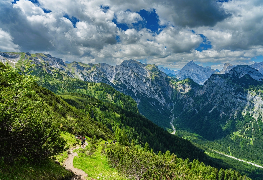 Highlight am Achensee: eine Tour zum Bärenkopf, die eine atemberaubende Aussicht ins Tal bietet