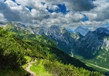 Highlight am Achensee: eine Tour zum Bärenkopf, die eine atemberaubende Aussicht ins Tal bietet