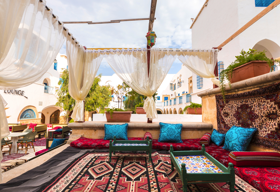 Erkunden Sie Ihr Urlaubshotel Diar Lemdina und verweilen Sie an den vielen schönen Plätzen und Bars.