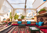 Erkunden Sie Ihr Urlaubshotel Diar Lemdina und verweilen Sie an den vielen schönen Plätzen und Bars.