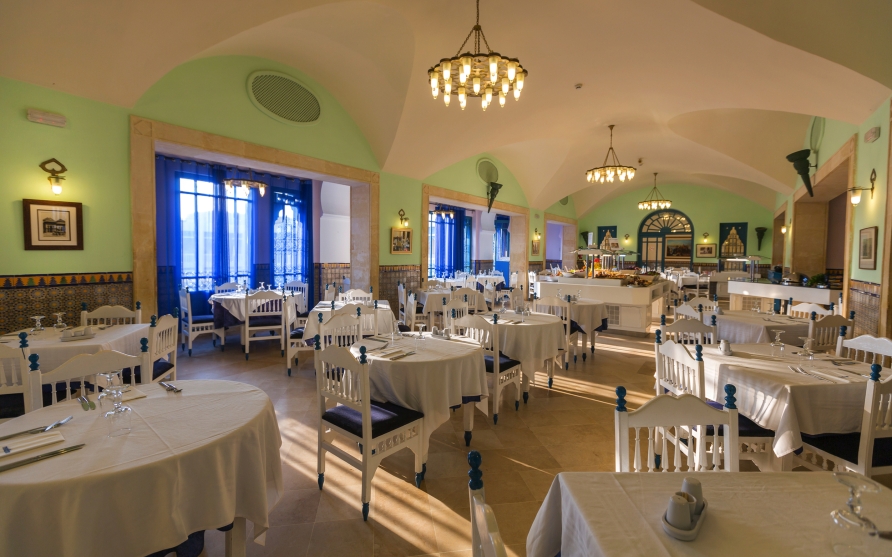 Lassen Sie sich in den Restaurants mit köstlichen Mahlzeiten verwöhnen.