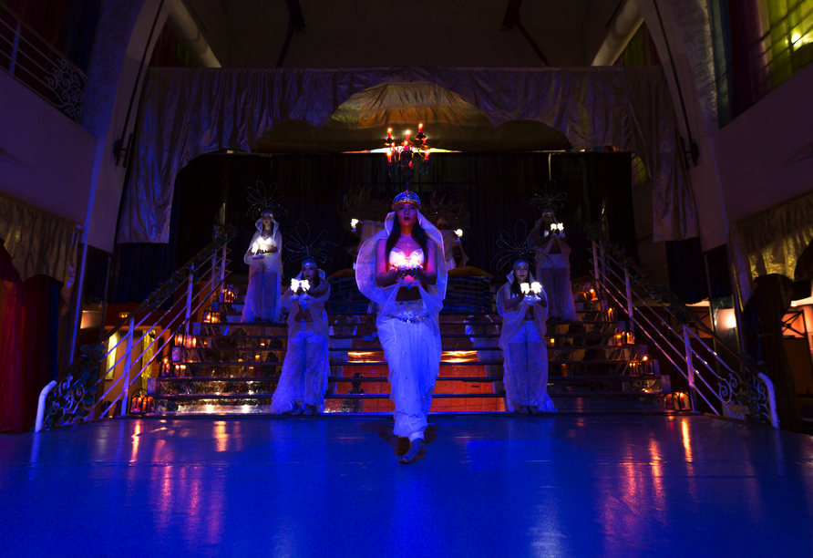 Im Restaurant Sheherazade genießen Sie neben köstlichen Gerichten auch eine grandiose Show.