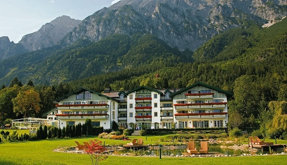 Ihr Hotel liegt eingebettet in der malerischen Berglandschaft von Tirol.