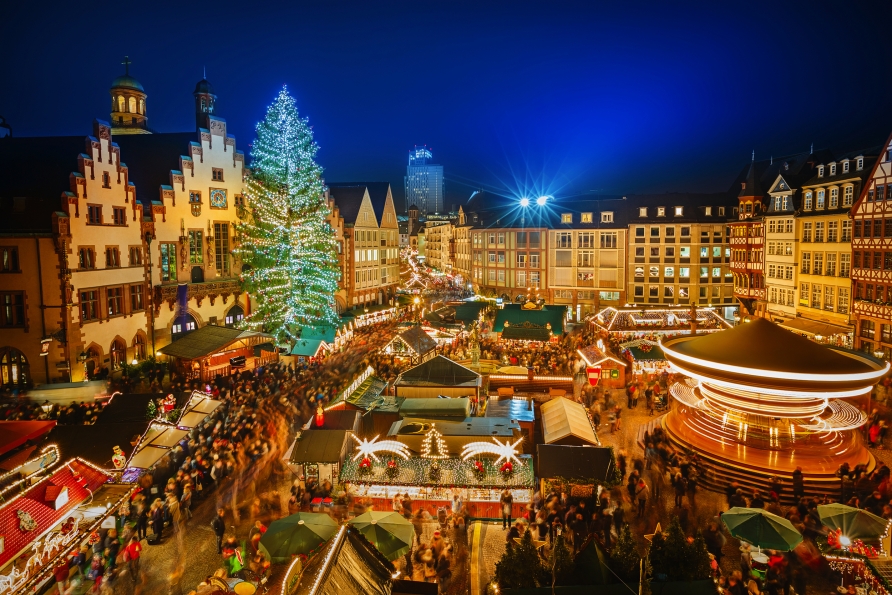 Schlendern Sie über den Weihnachtsmarkt in Frankfurt und genießen Sie den Duft von Glühwein und gebrannten Mandeln!
