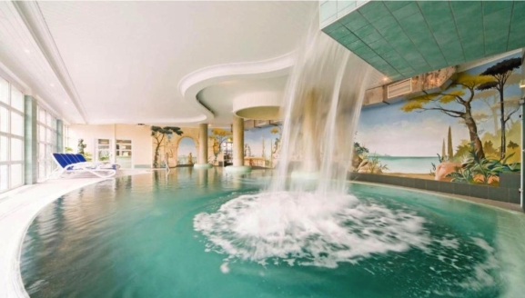 Ziehen Sie ein paar Bahnen im Hallenbad.