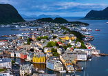 Ålesund liegt direkt am oder besser gesagt auf dem Wasser, und ist vom Bergpanorama der Sunnmøre-Alpen sowie vielen kleinen Inseln umgeben.