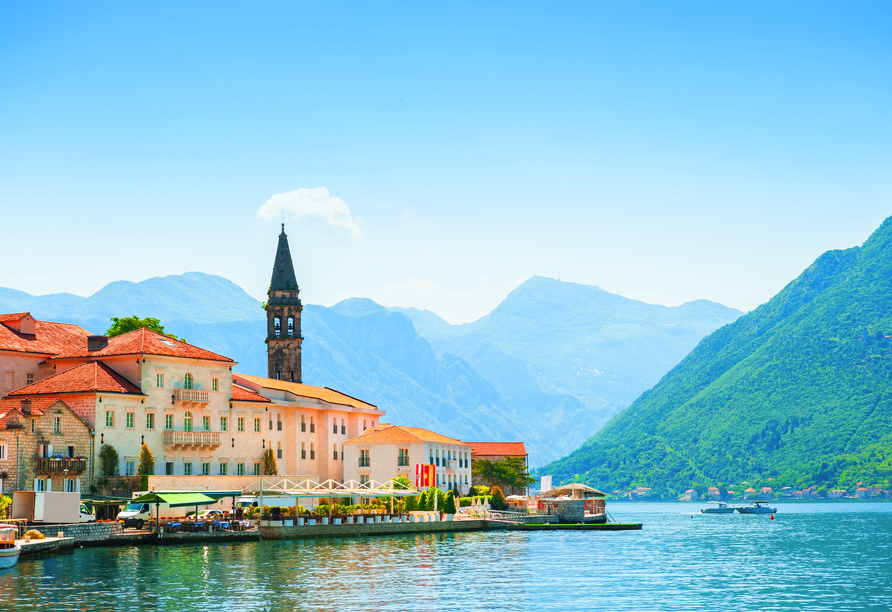 Willkommen zu Ihrem Badeurlaub an der Adriaküste! Unter anderem hält die Bucht von Kotor malerische Strände für Sie bereit.