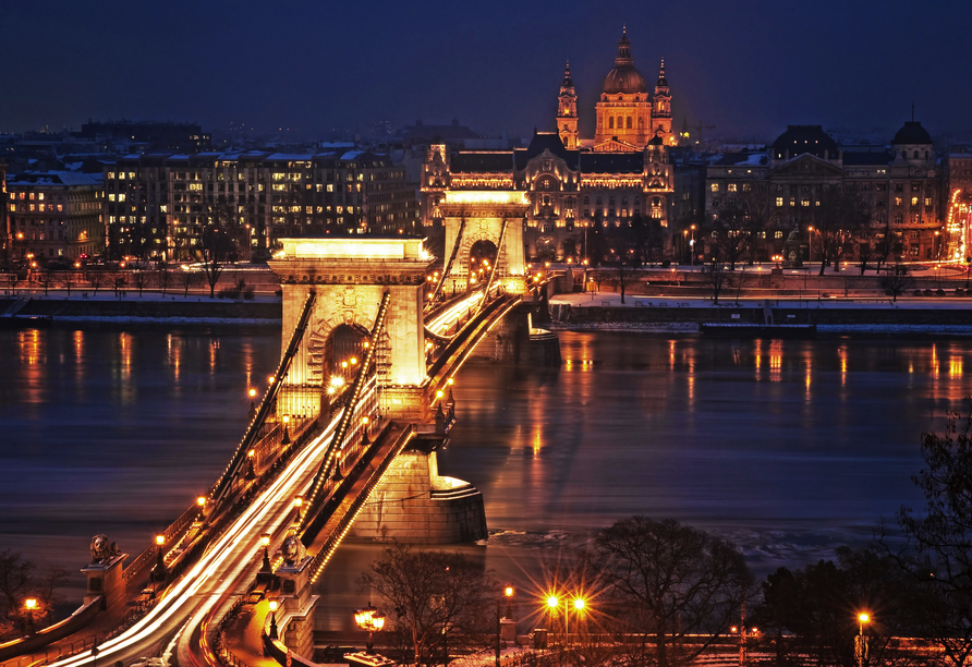 An winterlichen Abenden erstrahlt Budapest in vollem Glanz.