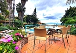 Von der großen Terrasse aus genießen Sie den Blick auf den Außenpool und das Meer.