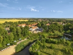 Luftansicht des Bernstein Acamed Resorts mit Badestrand.