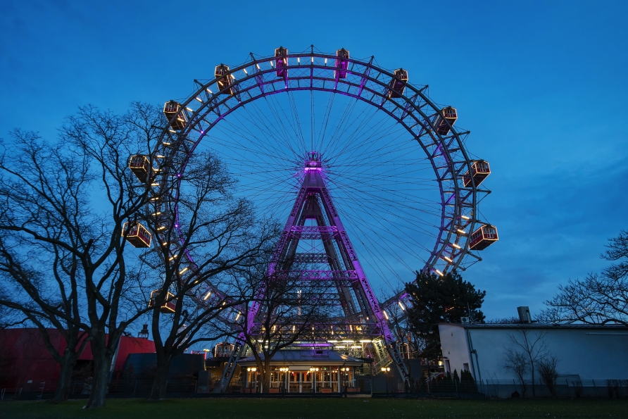 Besuchen Sie den Wiener Prater mit dem berühmten Riesenrad.