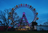 Besuchen Sie den Wiener Prater mit dem berühmten Riesenrad.