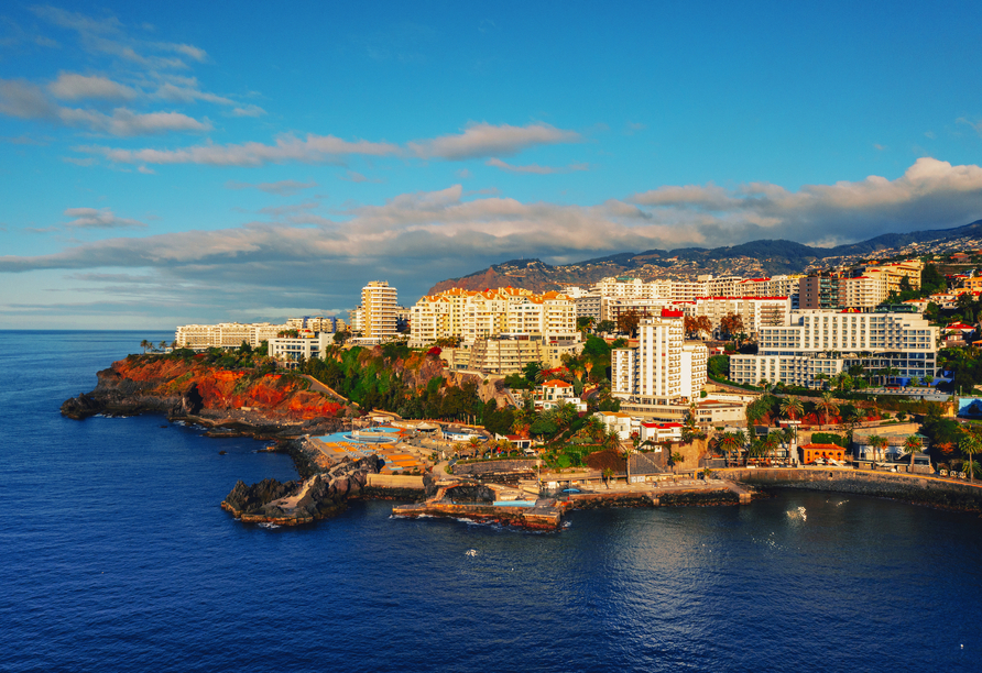 Bei einer Stadtführung lernen Sie die Inselhauptstadt Funchal kennen.