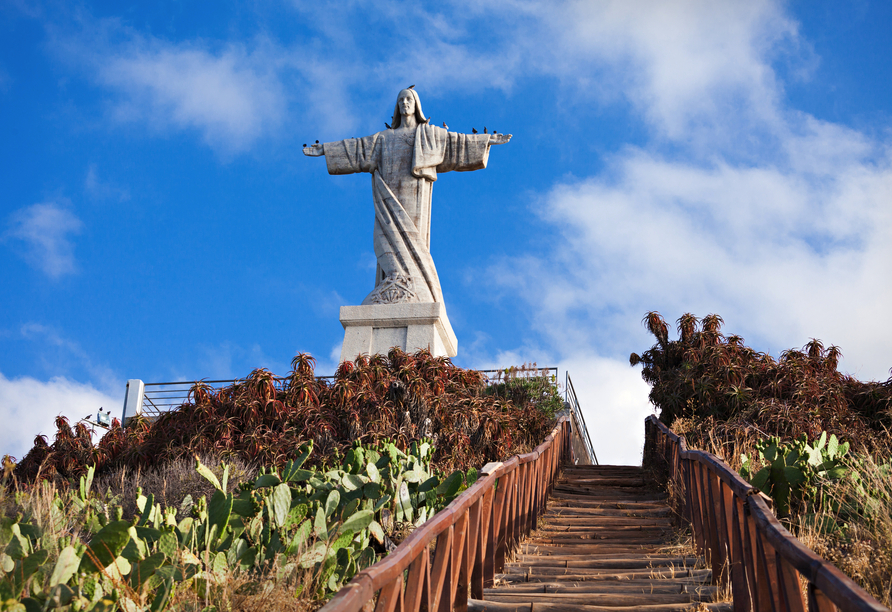 Ihr Urlaubsort Caniço ist weit über die Grenzen bekannt für die majestätische Christus-Statue am Aussichtspunkt Ponta do Garajau.