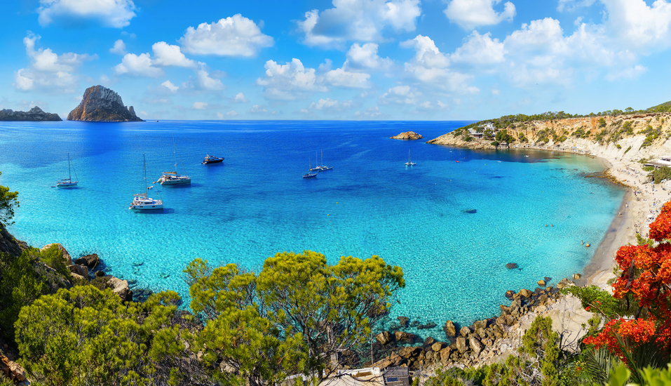 Entdecken Sie malerische Strände und Buchten auf Ibiza! Hier sehen Sie Cala d'Hort.