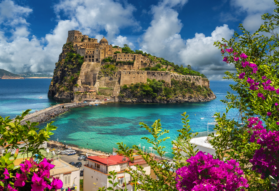 Genießen Sie den Blick auf das Castello Aragonese.