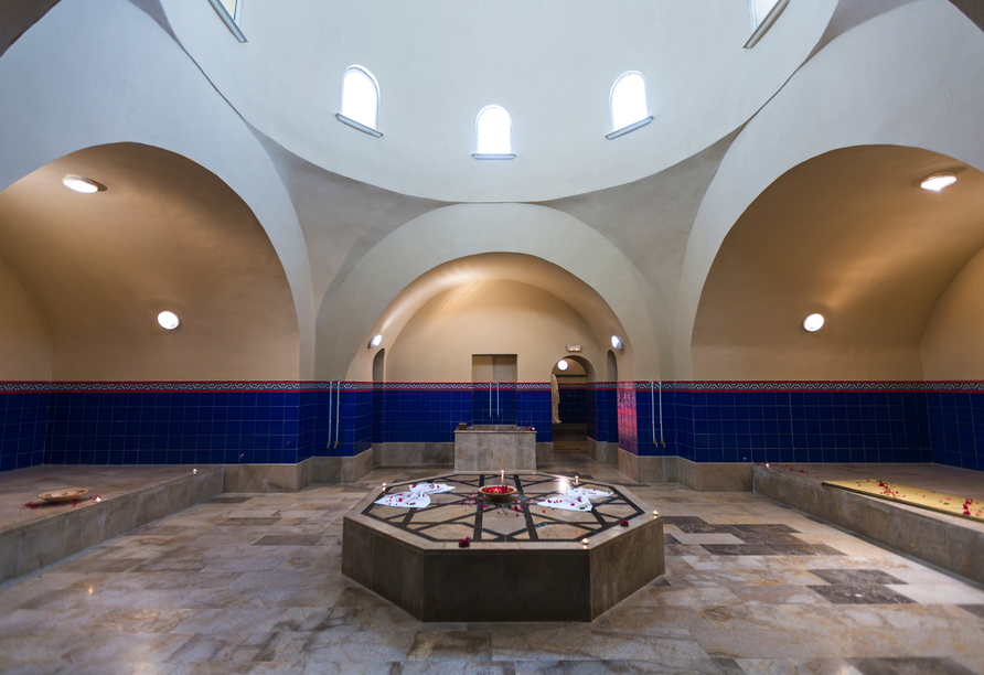 Lassen Sie im Wellnessbereich die Seele baumeln. Der Eintritt in den Hamam ist bereits einmal für Sie inklusive.