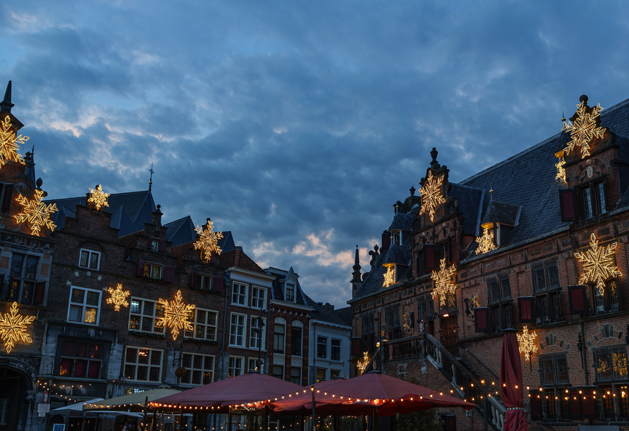 Nijmegen zeigt sich in festlicher Atmosphäre zur Weihnachtszeit.