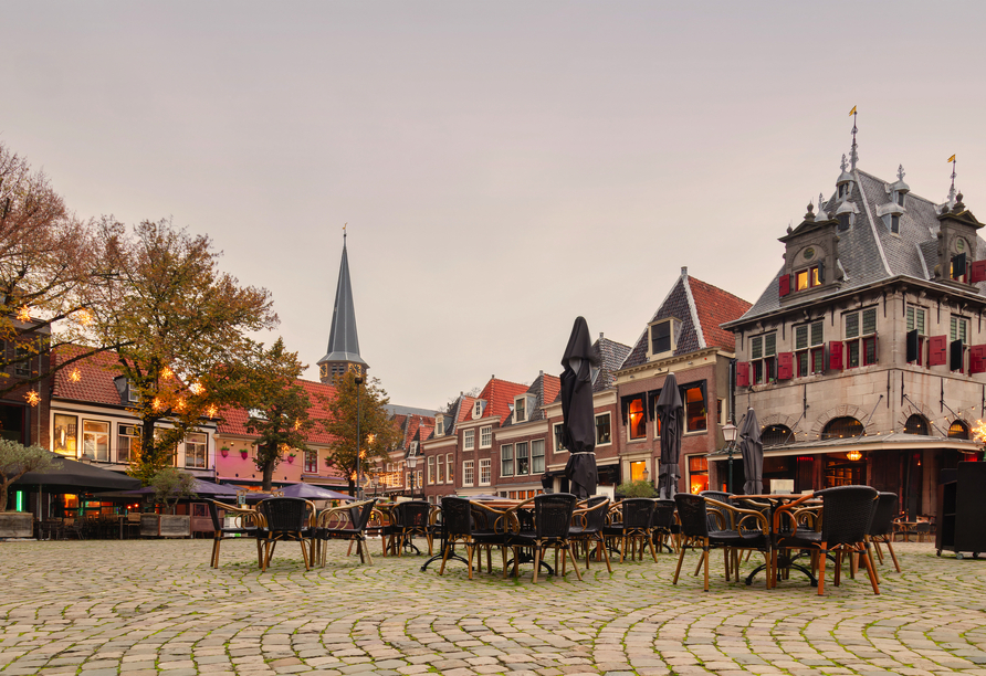 Der festlich dekorierte Marktplatz von Hoorn zur Weihnachtszeit