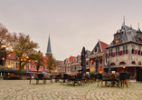 Der festlich dekorierte Marktplatz von Hoorn zur Weihnachtszeit