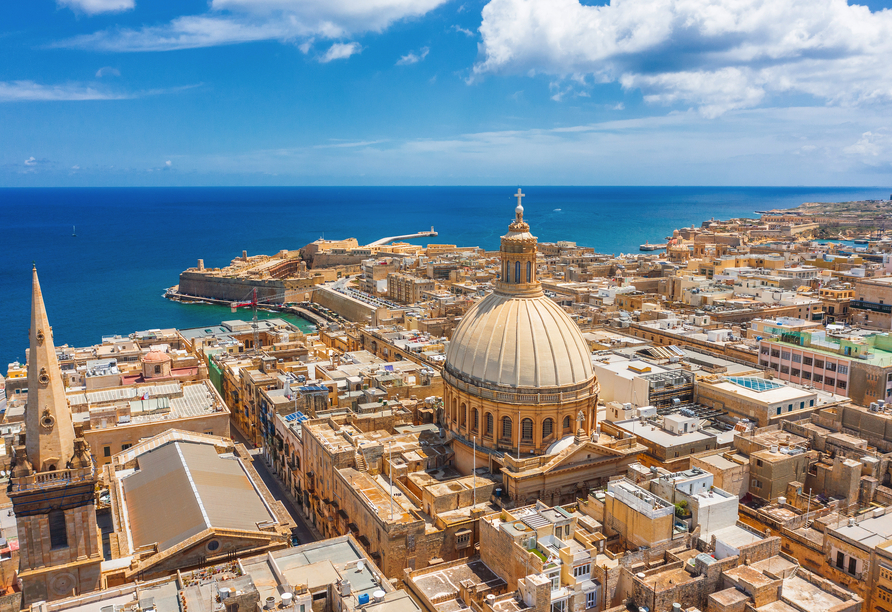 Die goldene Silhouette der UNESCO-Welterbestadt Valletta und das weite, blaue Meer