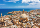Die goldene Silhouette der UNESCO-Welterbestadt Valletta und das weite, blaue Meer