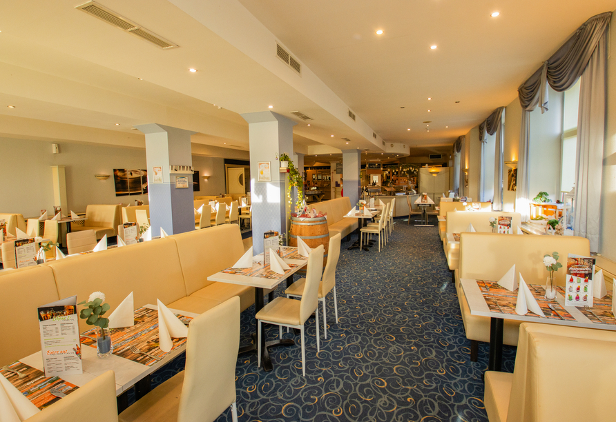 Im Restaurant werden Sie mit leckeren Speisen verwöhnt.