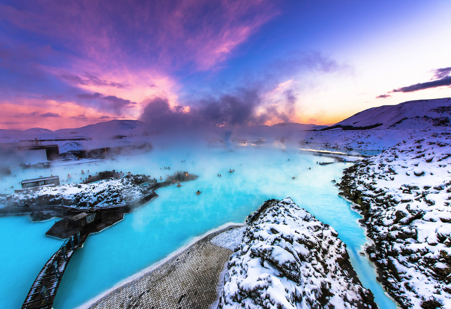 Besuchen Sie optional die Blaue Lagune nahe Reykjavík und erleben Sie das milchig-blaue Thermalwasser inmitten einer vulkanischen Landschaft.