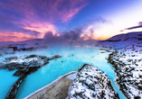 Besuchen Sie optional die Blaue Lagune nahe Reykjavík und erleben Sie das milchig-blaue Thermalwasser inmitten einer vulkanischen Landschaft.