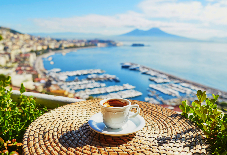 Ein Espresso und der atemberaubende Blick auf den Vesuv und die Küste Neapels – erleben Sie „La Dolce Vita“.
