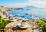 Ein Espresso und der atemberaubende Blick auf den Vesuv und die Küste Neapels – erleben Sie „La Dolce Vita“.