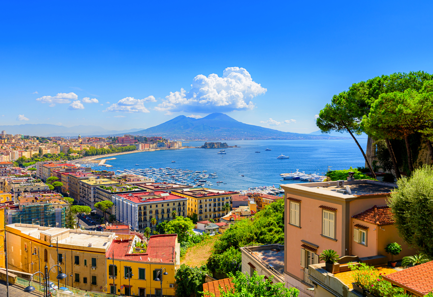 Blick auf den Golf von Neapel vom Posillipo-Hügel mit dem Vesuv im Hintergrund