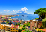 Blick auf den Golf von Neapel vom Posillipo-Hügel mit dem Vesuv im Hintergrund
