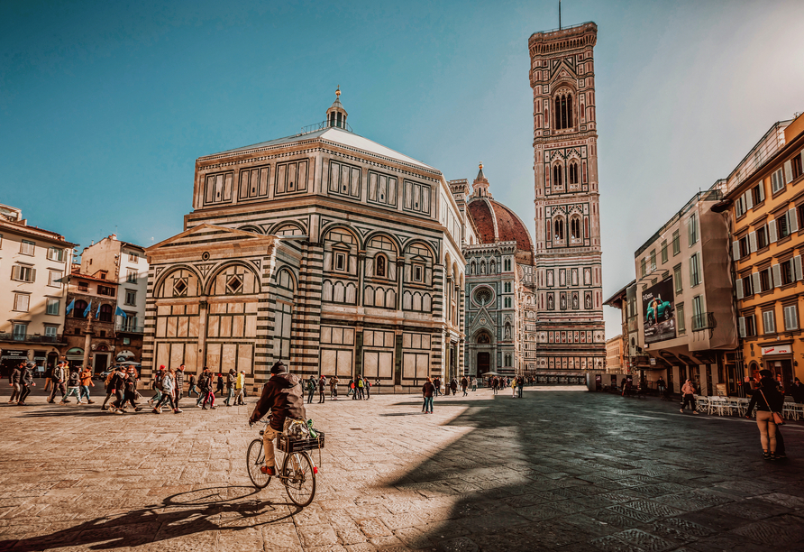 Besuchen Sie den eindrucksvollen Domplatz in Florenz.