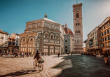 Besuchen Sie den eindrucksvollen Domplatz in Florenz.