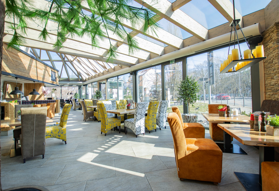 Genießen Sie köstliche Speisen im Restaurant des Hotels bei einer fantastischen Aussicht.