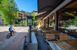 Bei gutem Wetter lädt die Terrasse der Pizzeria zum Verweilen ein.